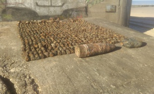 Les munitions retrouvées sur la plage d'Oye-Plage, dans le Pas-de-Calais après une opération des plongeurs démineurs de la marine nationale.
