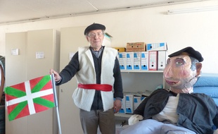 Le costume traditionnel que porteront les membres de la Maison Basque pour le carnaval de Paris.
