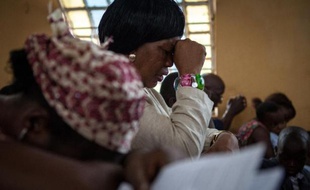Une femme prie pour les victimes d'Ebola dans une église catholique de Freetown, en Sierra Leone, le 4 octobre 2014