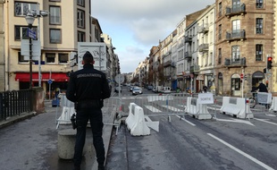 Un gendarme mobile à l'entrée du centre-ville de Strasbourg pour le marché de Noël.