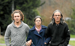 Le frère, la mère et le père de Pierre Legrand, otage d'Aqmi au Sahel.
