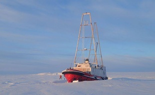 Le Manguier, une résidence d'artistes pris dans les glaces de l'Arctique.