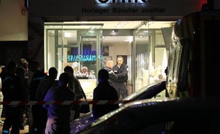 Les policiers sur les lieux du braquage de la bijouterie de Cannes qui a coûté la vie à Thierry Unik le 26 novembre 2011