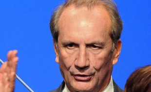 Gérard Longuet (UMP), qui a suscité une polémique par une interview à l'hebdomadaire Minute, a commis un lapsus vendredi sur RFI, parlant de "nous, au Front national"..."