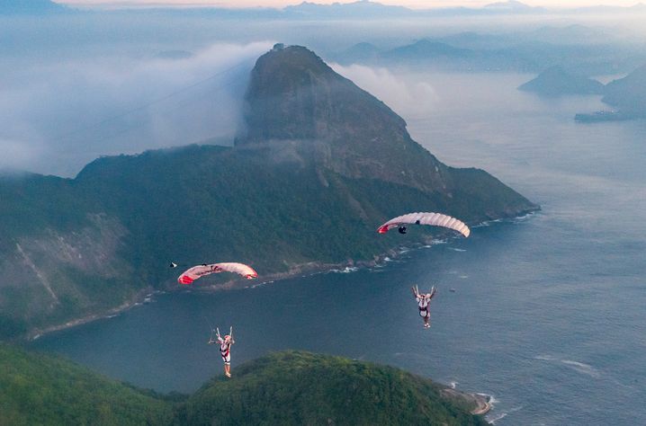 Les deux champions du monde tentent de lister les endroits merveilleux dans le monde qui n'ont pas encore été survolés en freefly.