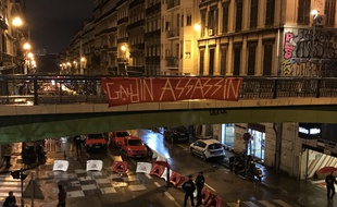 Des habitants de Marseille ont déployé une banderole «Gaudin assassin», a proximité du lieu d'effondrement des trois immeubles.