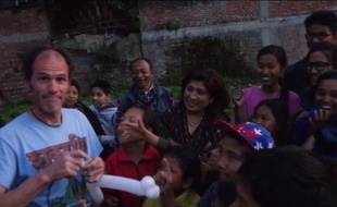 Ron Fowler fait des ballons aux enfants népalais.