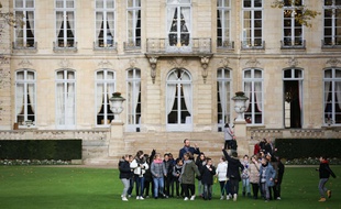 Edouard Philippe, Premier ministre, accompagné d'élèves du Havre pour planter un arbre dans le jardin de l'hôtel de Matignon le 28 novembre 2017 à Paris
