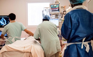 Des soignants au chevet d'un patient sous assistance respiratoire à Pointe-à-Pitre, en Guadeloupe, vendredi 3 septembre 2021.