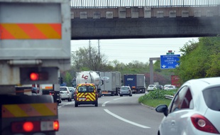 Illustration. Les voleurs profitent des bouchons sur les grands axes pour effectuer des vols à la portière.