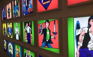 Un mur coloré présente de façon intelligente les plus grands créateurs de jeux vidéo.