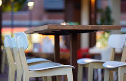Sa fille de 3 ans casse une table, le café lui réclame 1.600 dollars