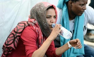 Une femme secourue par la marine italienne après le naufrage de son navire en Méditerranée, récupère au port de Pozzallo le 7 août 2015