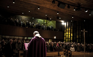 Le père Eric de Nattes célèbre une messe en hommage aux victimes d'abus sexuels, à Sainte-Foy-lès-Lyon, le 7 novembre 2016.