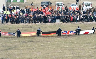 Des proches des victimes de l'A320 de Germanwings au Vernet le 26 mars 2015