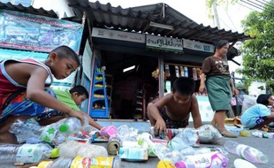 Depuis des décennies, Nom Prom-on et son mari font les poubelles de Bangkok. Mais si par le passé ils trouvaient à peine de quoi survivre, un nouveau système d'échange des déchets recyclables contre de la nourriture leur a permis d'améliorer leur quotidien.