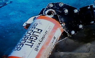 Un bras articulé récupère une des boîtes noires du vol AF447 écrasé en mer au large du Brésil, le 1er mai 2011.