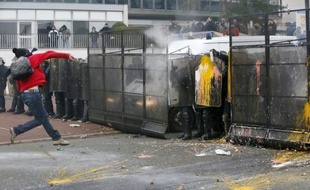 Quatre salariés de Goodyear, soupçonnés de violences sur la police lors de la manifestation contre la fermeture de l'usine d'Amiens-Nord qui avait dégénéré début mars, seront jugés le 16 septembre, a-t-on appris mardi auprès du parquet de Nanterre.