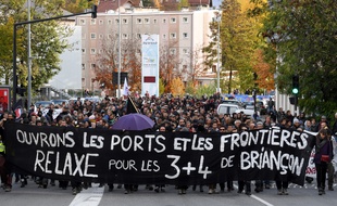 Des manifestants expriment leur soutien aux sept de Briançon.