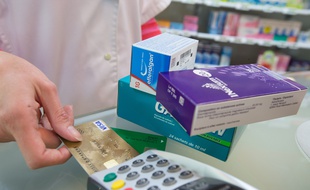 Illustration d'un paiement de médicaments chez un pharmacien.