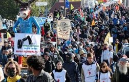 Un millier d’opposants défilent contre le canal Seine-Nord Europe
