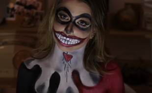 La YouTubeuse EnjoyPhoenix s'est essayée au maquillage version Halloween.