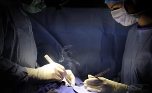 Jusqu'à 15.000 euros par mois: surpayés, les médecins employés à titre temporaire par les hôpitaux coûtent cher à la collectivité, souligne un rapport parlementaire consacré à ce phénomène qui bénéficie d'une "véritable omerta"
