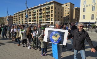 Chaîne humaine pour le climat à Marseille