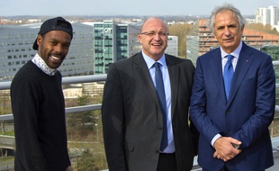 Le chanteur Mat Bastard et l'entraîneur Vahid Halilhodzic entourent Damein Castelain, président de la métropole lilloise