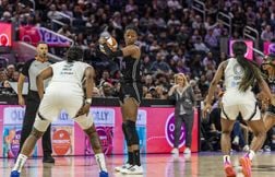 C’est quoi cette manie (débile) de jeter des sextoys sur le parquet de WNBA…