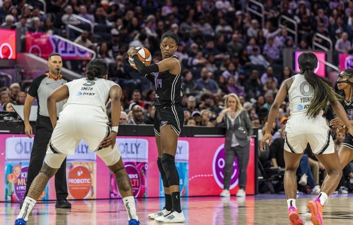 C’est quoi cette manie (débile) de jeter des sextoys sur le parquet de WNBA ?