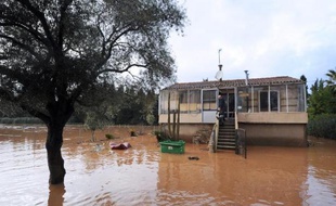 Une maison entourée par les eaux à Hyères le 19 janvier 2014