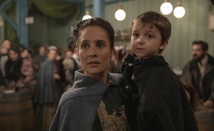 Julie de Bona (Rose) et Adrien Guionnet (Thomas) dans le premier épisode de la série «Le Bazar de la Charité».