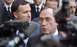 Le ministre de l'Intérieur Claude Guéant a reçu, comme prévu, la confédération des buralistes de France afin d'améliorer la sécurité de ces commerces à la suite d'une tentative de braquage sanglante d'un buraliste à Bron vendredi dernier, selon un communiqué du ministère mercredi.