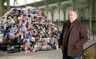 L'artiste Christian Boltanski pose au Grand Palais (Paris) devant son travail pour le Monumenta 2010, le 7 janvier 2010.