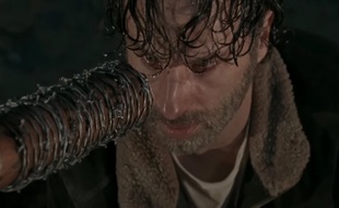 Rick sous le menace de Negan dans «The Walking Dead»