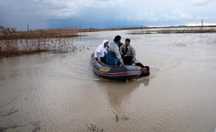 Evacuation de sinistrés près de la ville de Fier, en Albanie, le 2 février 2015