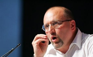 Le député de l'Essonne Julien Dray a laissé entendre vendredi soir à Sainte-Geneviève-des-Bois qu'il briguerait la tête du parti socialiste déclarant qu'il prendrait "toutes (ses) responsabilités dans le moment qui vient", lors de ses voeux aux habitants de la 10e circonscription de l'Essonne.