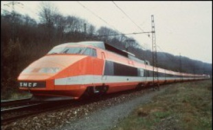 Décidé en mars 1974 par Georges Pompidou, le premier TGV, lancé à 260 km/h sur 417 km de ligne nouvelle entre Paris et Lyon, a été inauguré le 22 septembre 1981 par le président François Mitterrand en compagnie de Charles Fiterman, alors ministre des Transports, après 15 ans d'études, de négociations et de travaux. Cinq jours après, il était mis en service commercial.