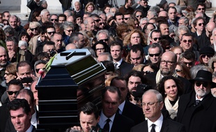 Les proches de Demis Roussos suivent le cerceuil du chanteur grec à Athènes lors de soninhumation.