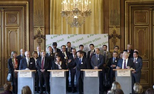 Des représentants d'une trentaine de villes européennes, dont Anne Hidalgo (2e à g.), ont pris l'engagement de réduire de 40% les émissions de gaz à effet de serre d'ici 2030, lors d'une réunion le 26 mars 2015 à l'Hôtel de ville de Paris