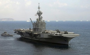 Le porte-avion Charles de Gaulle au large de Toulon (Var), en août 2004