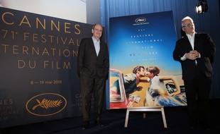 Pierre Lescure et Thierry Frémeaux entourent l'affiche du 71e Festival de Cannes