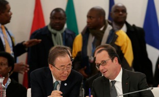 Le président François Hollande et le secrétaire général des Nations Unies Ban Ki-Moon au Bourget le 1er décembre 2015