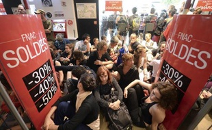 Des intermittents du spectacle bloquent l'entrée de la Fnac à Avignon pour protester contre la réforme de leur système d'assurance chômage, le 7 juillet 2014