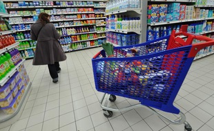 Illustration d'une consommatrice en train de faire ses courses.