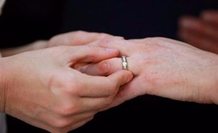 Le Royaume-Uni a promulgué mardi de nouvelles lois contre les mariages forcés qui donne notamment à la justice des pouvoirs renforcés pour protéger les victimes potentielles et empêcher leur départ contraint à l'étranger.