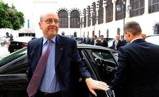 Alain Juppé à son arrivée à Tunis, le 20 avril 2011.