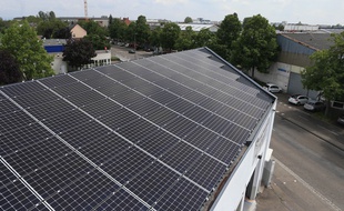 Installation de 600 m2 de panneaux photovoltaïques sur le toit du Garage de la Fédération dans le quartier de la Plaine des Bouchers à la Meinau. Strasbourg le 31mai 2019.