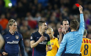 L'arbitre de Barça-Atletico donne un carton rouge à Torres (à g.), le 5 avril 2016 en quart de finale aller de Ligue des champions (2-1 Barça).
